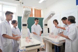 Khi chọn trường đào tạo ngành Hộ sinh, thí sinh nên quan tâm đến chương trình học, đội ngũ giảng viên, cơ sở vật chất và cơ hội thực hành, thực tập